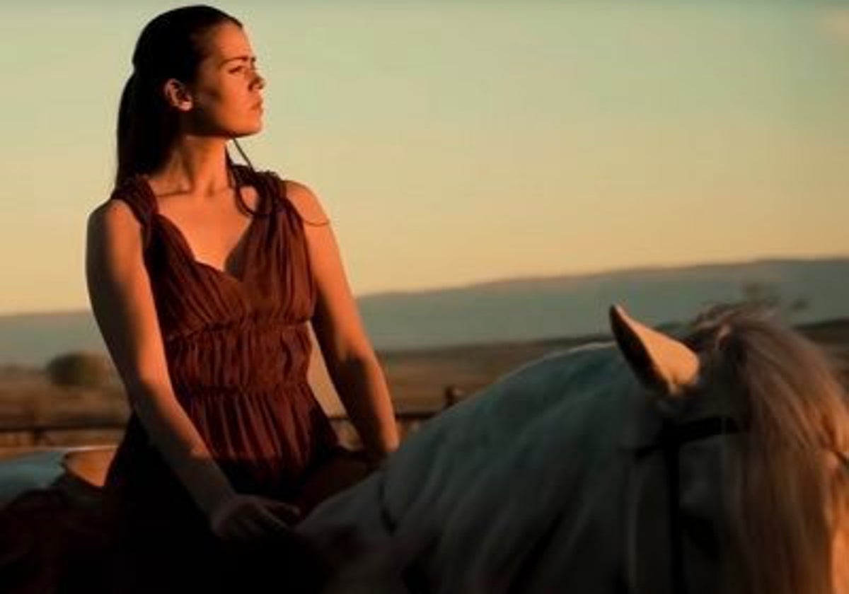 Imagen de Isabel Aaiún montando a caballo.