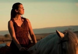 Imagen de Isabel Aaiún montando a caballo.