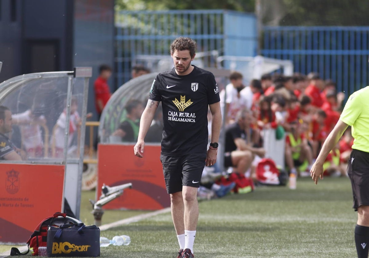 Alonso Fernández, técnico de la UD Santa Marta, en el área técnica del Alfonso San Casto la pasada temporada.