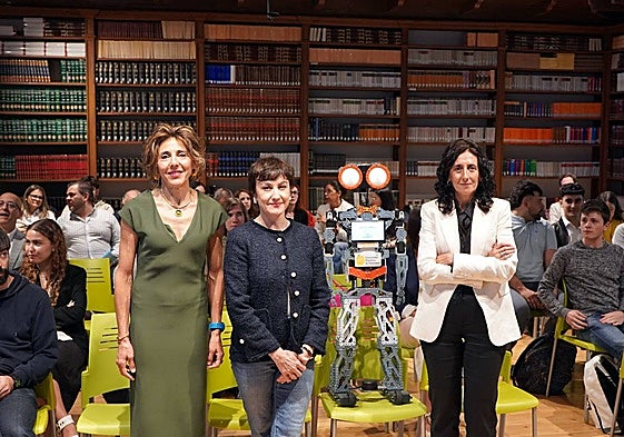 Ana Mª Fermoso, Teresa León y Montserrat Mateos, junto al robot.