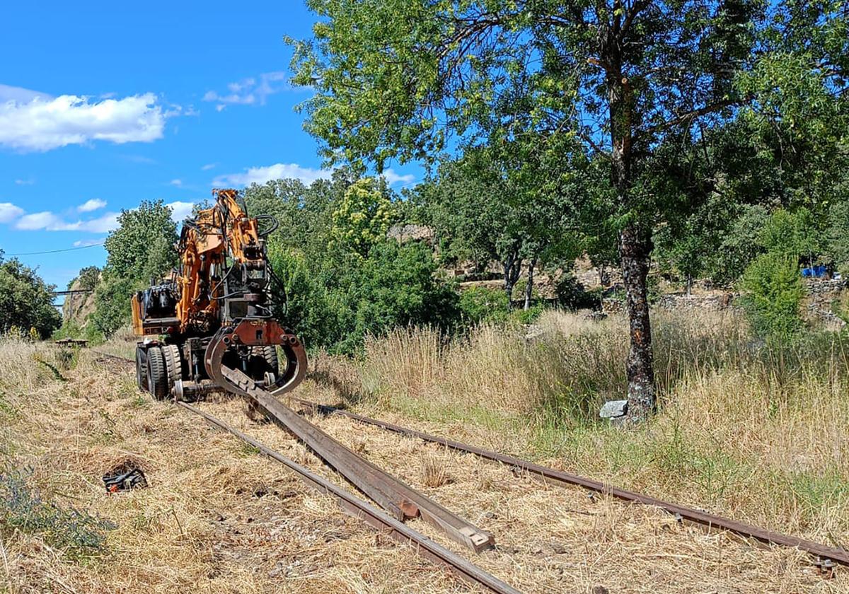 Imagen de las labores de levantamiento de las vías del tren a la altura de la localidad de Navalmoral deBéjar.