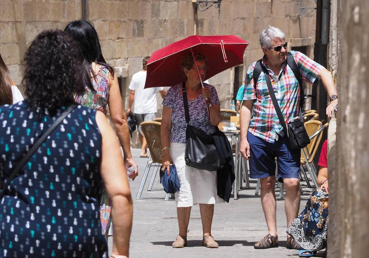 Varios turistas bajo el sol de Salamanca.