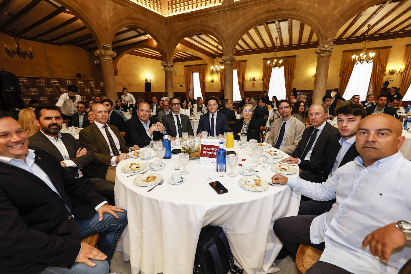 Jorge Moro (Asociación de Hostelería), Víctor Manuel Yenes (Ceoe-Cepyme), Carlos Menéndez (Vox), Ignacio Rivas (Ayuntamiento de Salamanca), Emilio Checa (Cámara de Comercio), Pedro Martínez (Ayuntamiento de Salamanca), Marian Vicente (LA GACETA), Luis Rodríguez (Fundación general de la Universidad), José María Rozas y Adrián Rozas (Rozas Abogados) y Alfonso López (Grupo Undanet).