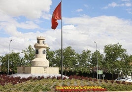 Glorieta ubicada en la Avenida de Salamanca, con cuatro banderas de España.