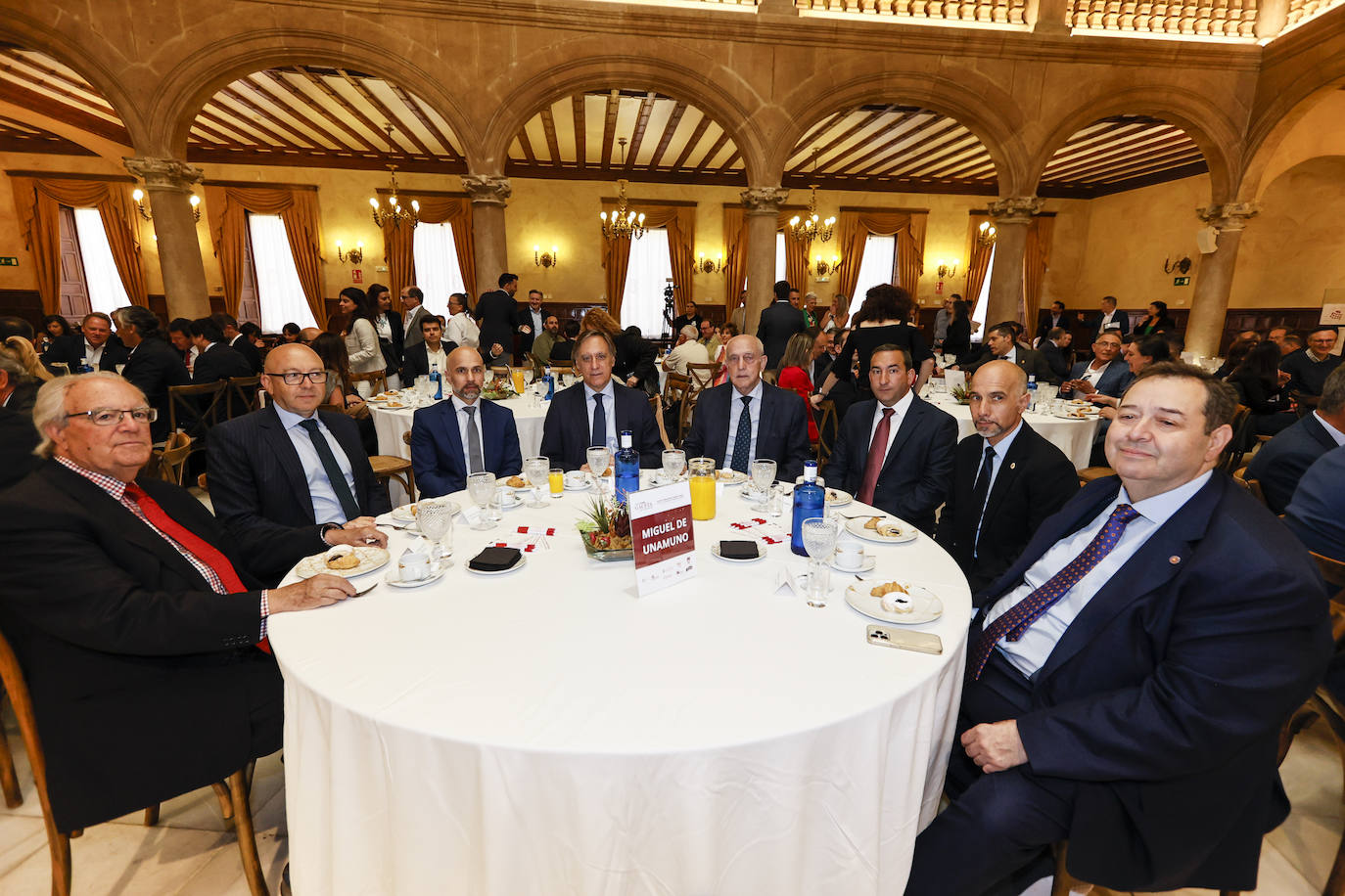 Pedro Méndez González (Presidente del Casino), Jesús González Hernández (Director de zona de Laboral Kutxa), Javier González Benito (Vicerrector de Economía de la Universidad de Salamanca), Carlos García Carbayo (Alcalde de Salamanca), Pedro Díaz Mesonero (Presidente de LA GACETA), Eloy Ruiz Marcos (Delegado territorial de la Junta de Castilla y León en Salamanca), Óscar González Benito (Director-gerente de la Fundación general de la Universidad de Salamanca) y Benjamín Crespo Andrés (Presidente de la Cámara de Comercio).