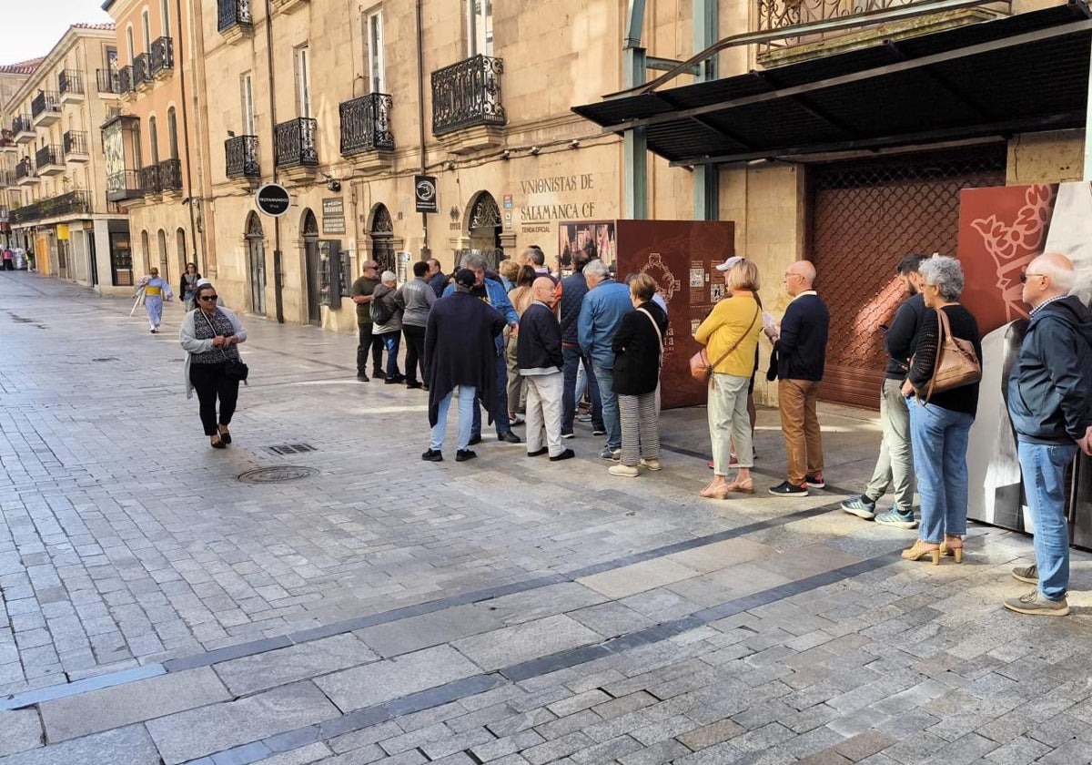 Aficionados hacen cola para renovar su carné.