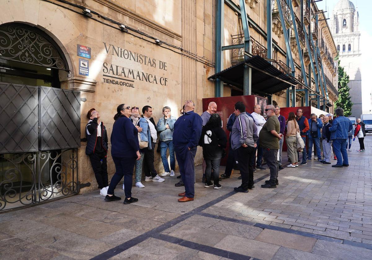 Los aficionados de Unionistas, a las puertas de la tienda del club para coger los abonos.