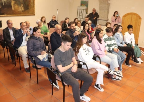 Imagen secundaria 1 - Diferentes momentos del acto, que tuvo lugar en el aula polivalente del centro municipal de cultura San Francisco.