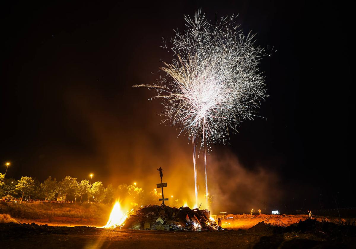 Imagen de la hoguera de San Juan, celebrada en El Zurguén el año pasado.