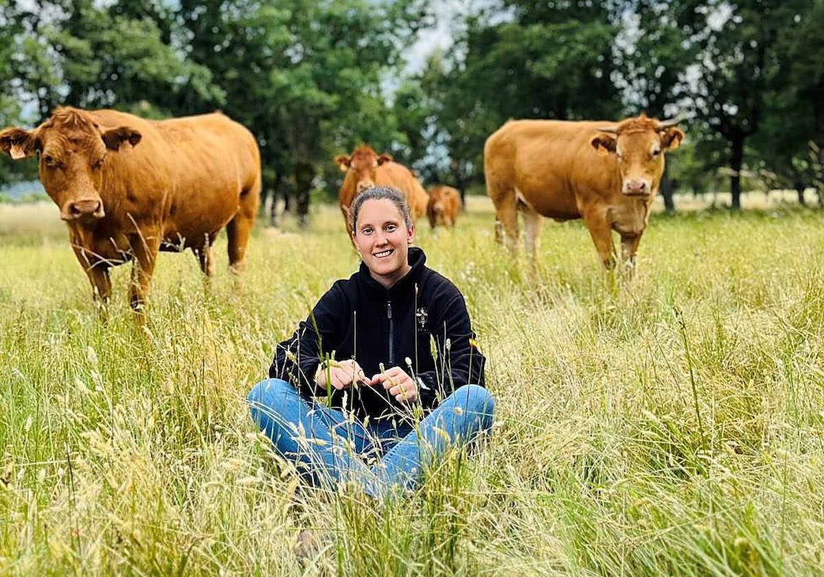 Mónica Domínguez, en la explotación que tiene en Peromingo.