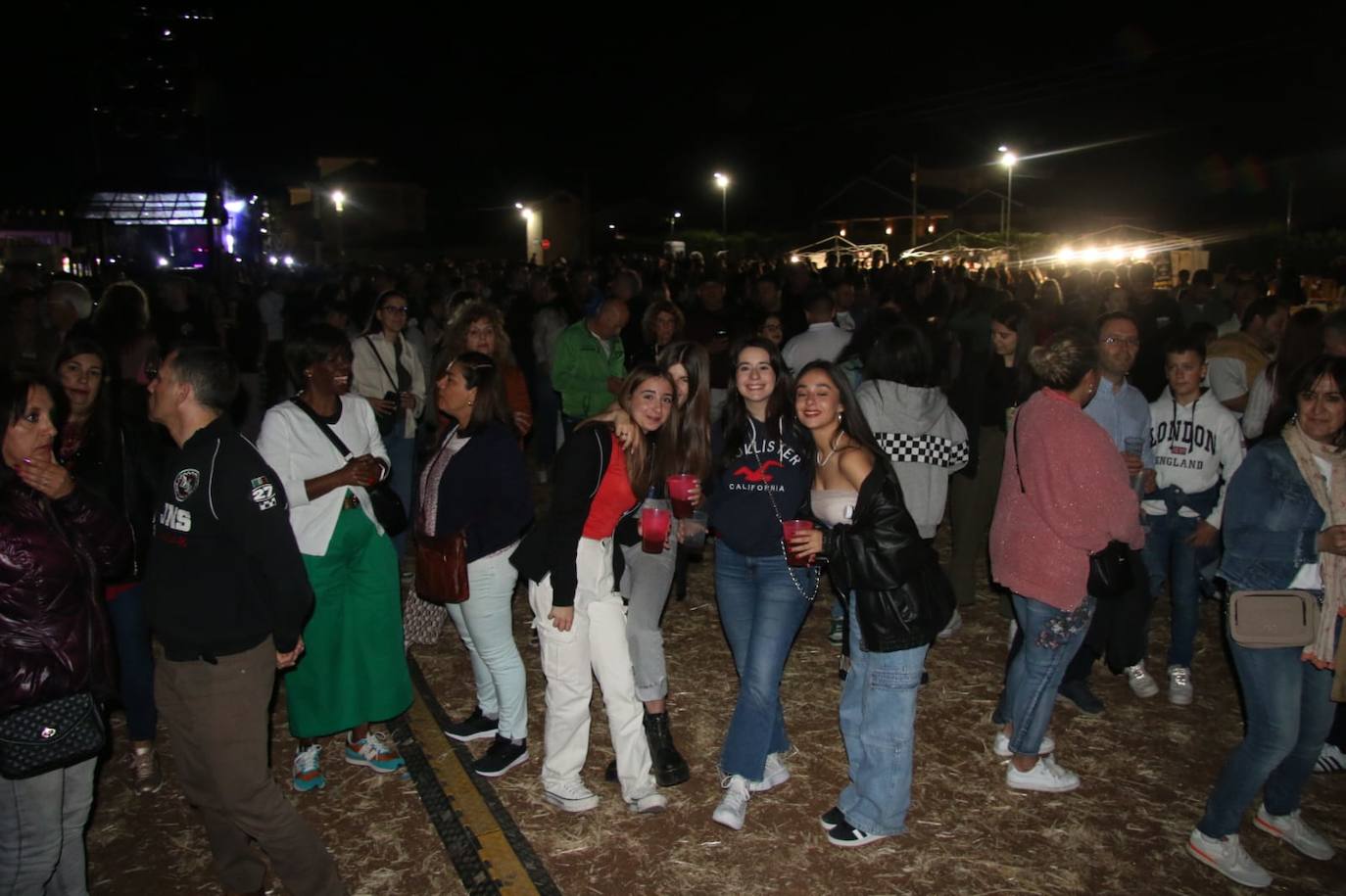 Gran ambiente en Castellanos de Villiquera para disfrutar de la Orquesta Panorama