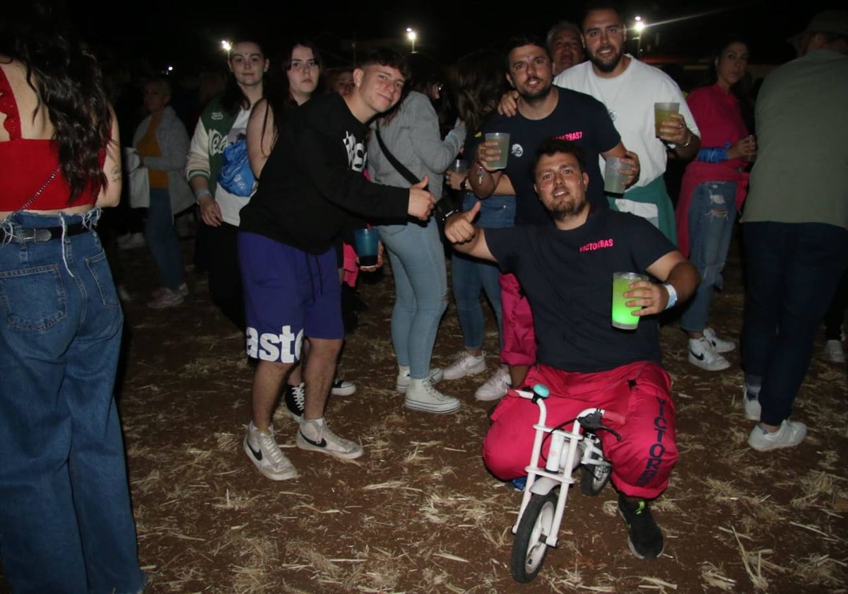 Gran ambiente en Castellanos de Villiquera para disfrutar de la Orquesta Panorama