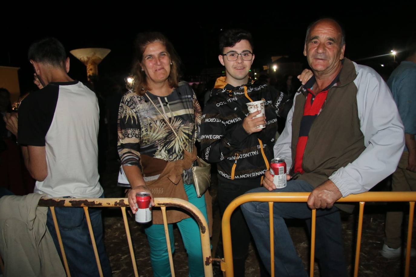 Gran ambiente en Castellanos de Villiquera para disfrutar de la Orquesta Panorama