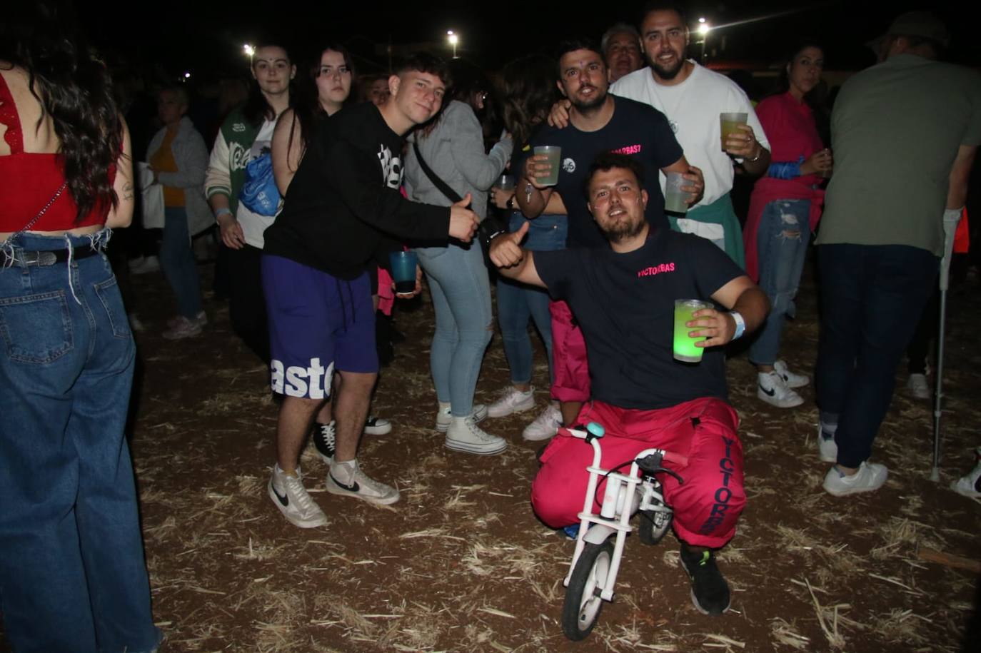 Gran ambiente en Castellanos de Villiquera para disfrutar de la Orquesta Panorama