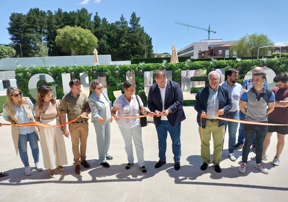 Momento de la inauguración con presencia de autoridades y de familiares de Hilario García y Emilio Alemany