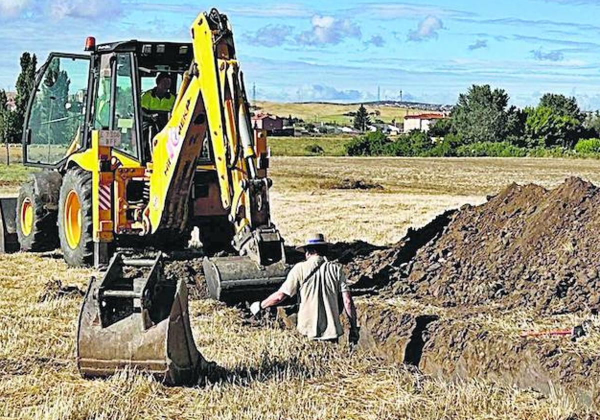 La maquinara ayuda en las primeras capas de terreno que se levantan para realizar los estudios arqueológicos para desarrollar la zona de El Salinar.