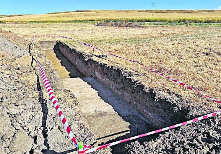 Imagen principal - Las nuevas catas arqueológicas que se están llevando a cabo en Villamayor de Armuña.