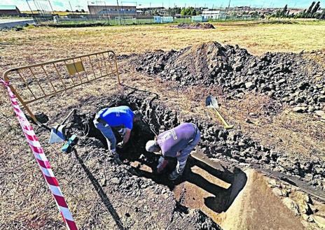 Imagen secundaria 1 - Las nuevas catas arqueológicas que se están llevando a cabo en Villamayor de Armuña.