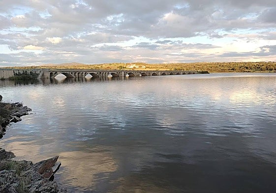 Imagen del pantano de Santa Teresa en el entorno del puente entre Guijuelo y Cespedosa de Tormes.