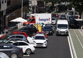 Vehículos en doble fila en las cercanías del colegio Rufino Blanco de Salamanca este viernes.