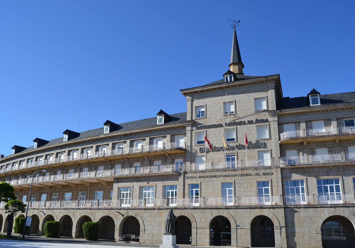 Fachada del edificio central de la Universidad Católica de Ávila.