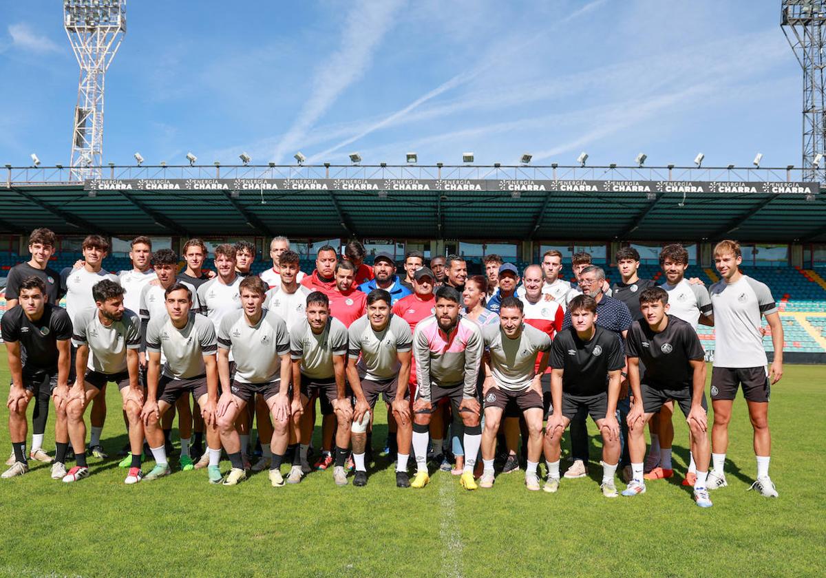 Foto de familia del Salamanca UDS en el interior del estadio Helmántico antes de iniciar la última sesión de entrenamiento de cara a la final de hoy ante el Celta Gran Peña.