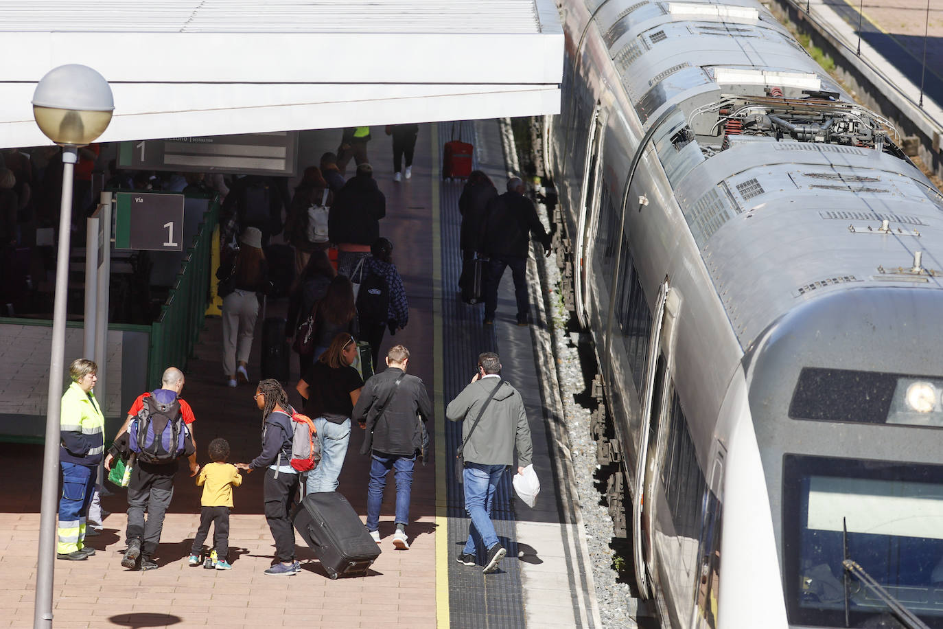 Varios viajeros se suben al tren en la estación de Salamanca.