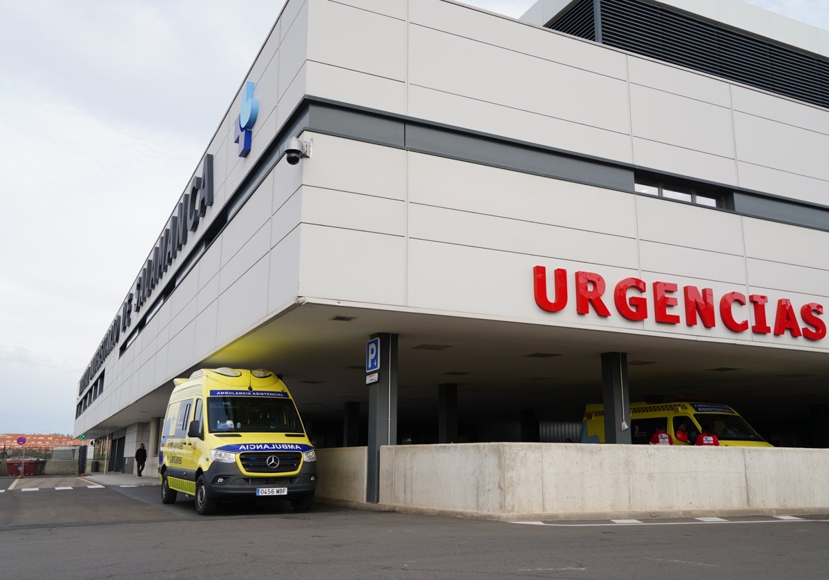 Una ambulancia del Sacyl en el Hospital de Salamanca.