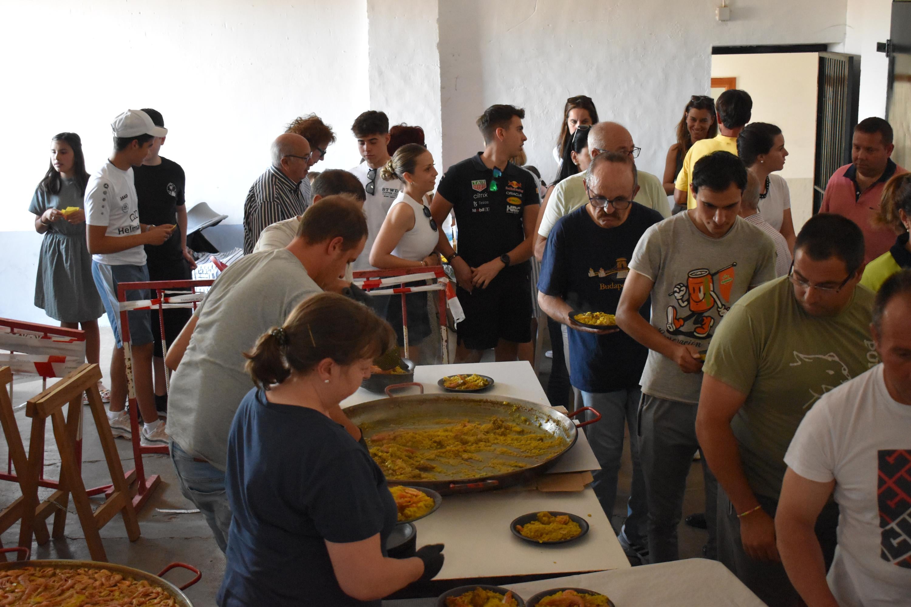 Vecinos disfruta con la comida de hermandad antes del día grande