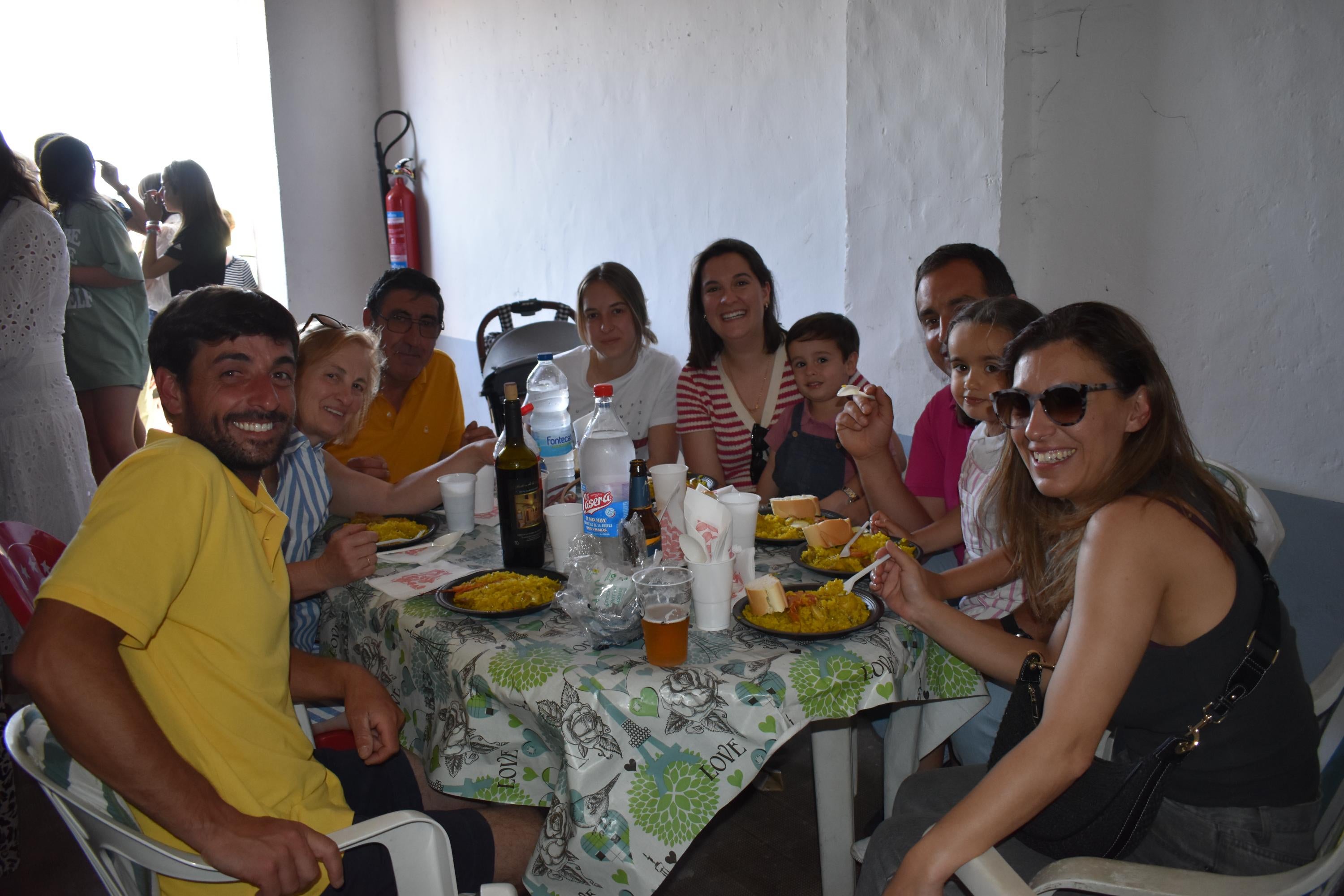 Vecinos disfruta con la comida de hermandad antes del día grande