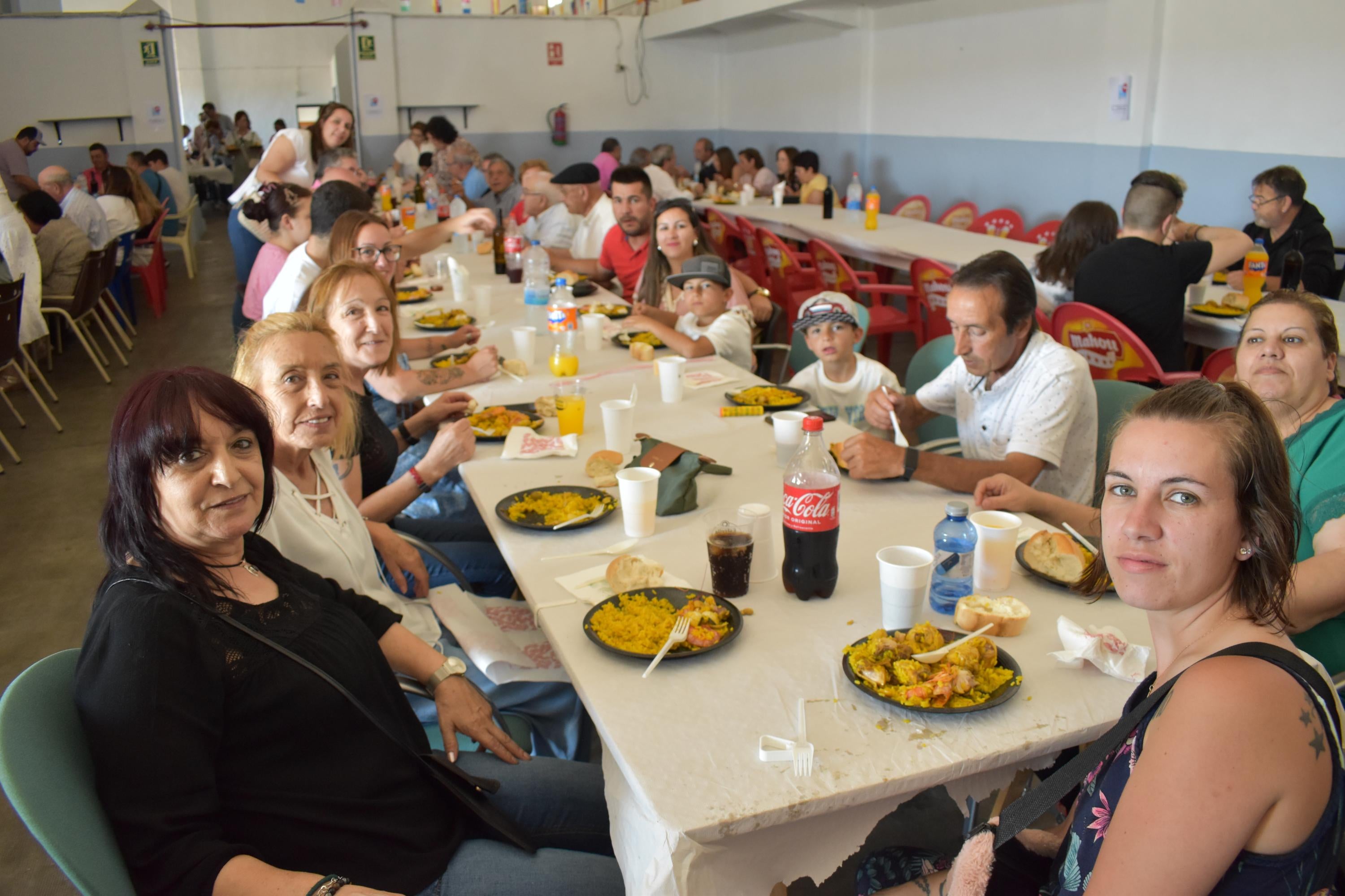 Vecinos disfruta con la comida de hermandad antes del día grande