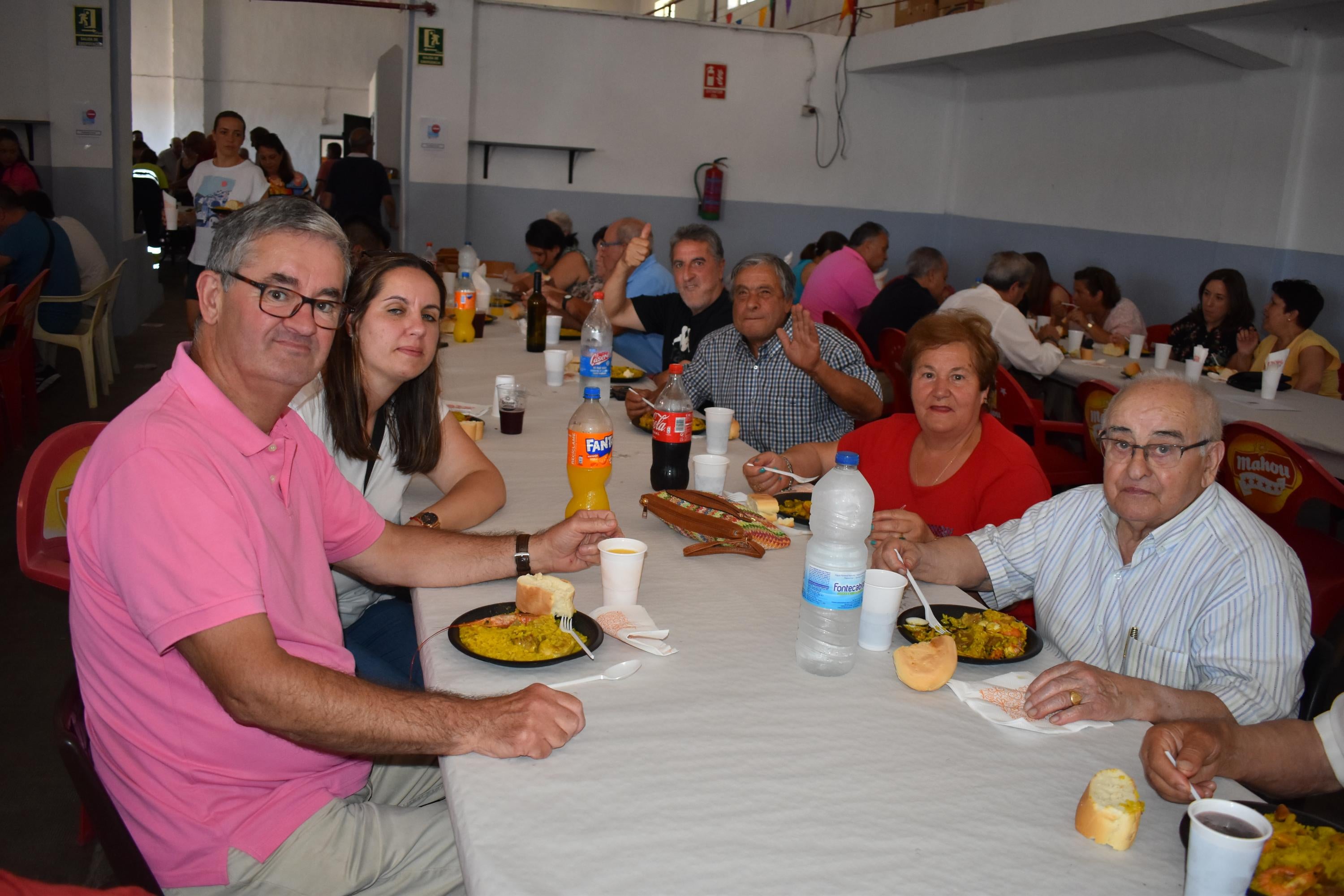 Vecinos disfruta con la comida de hermandad antes del día grande