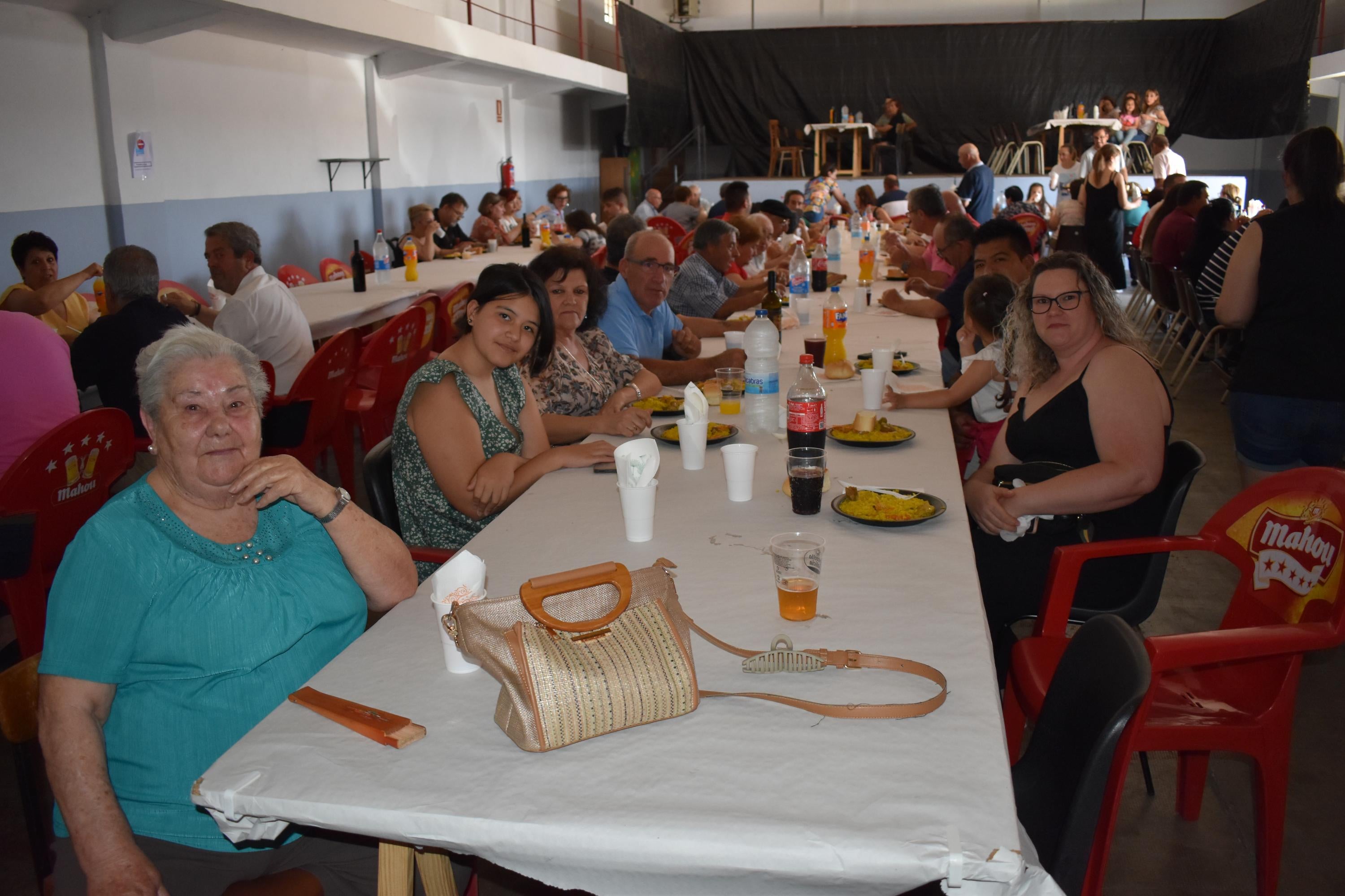 Vecinos disfruta con la comida de hermandad antes del día grande