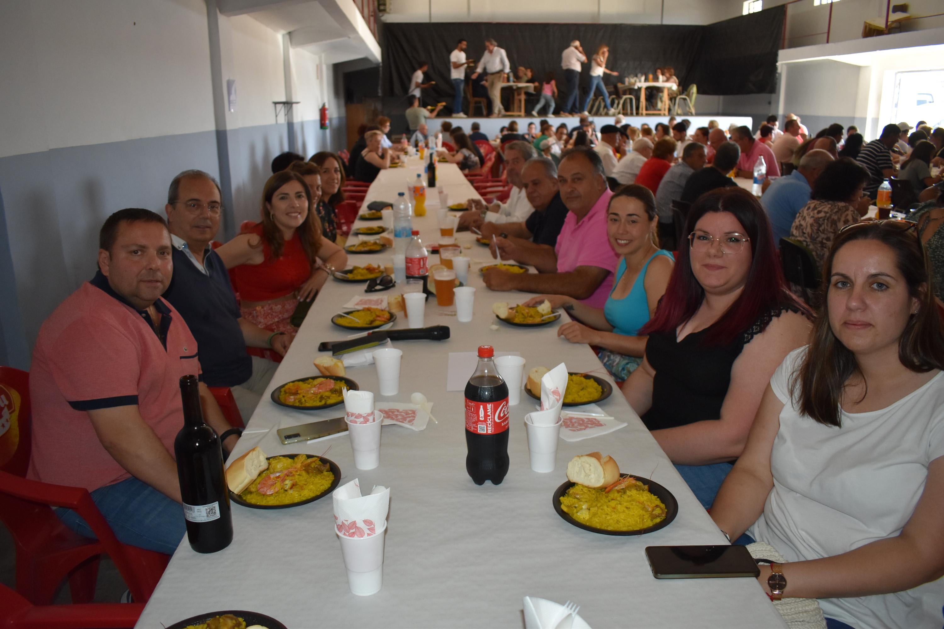 Vecinos disfruta con la comida de hermandad antes del día grande