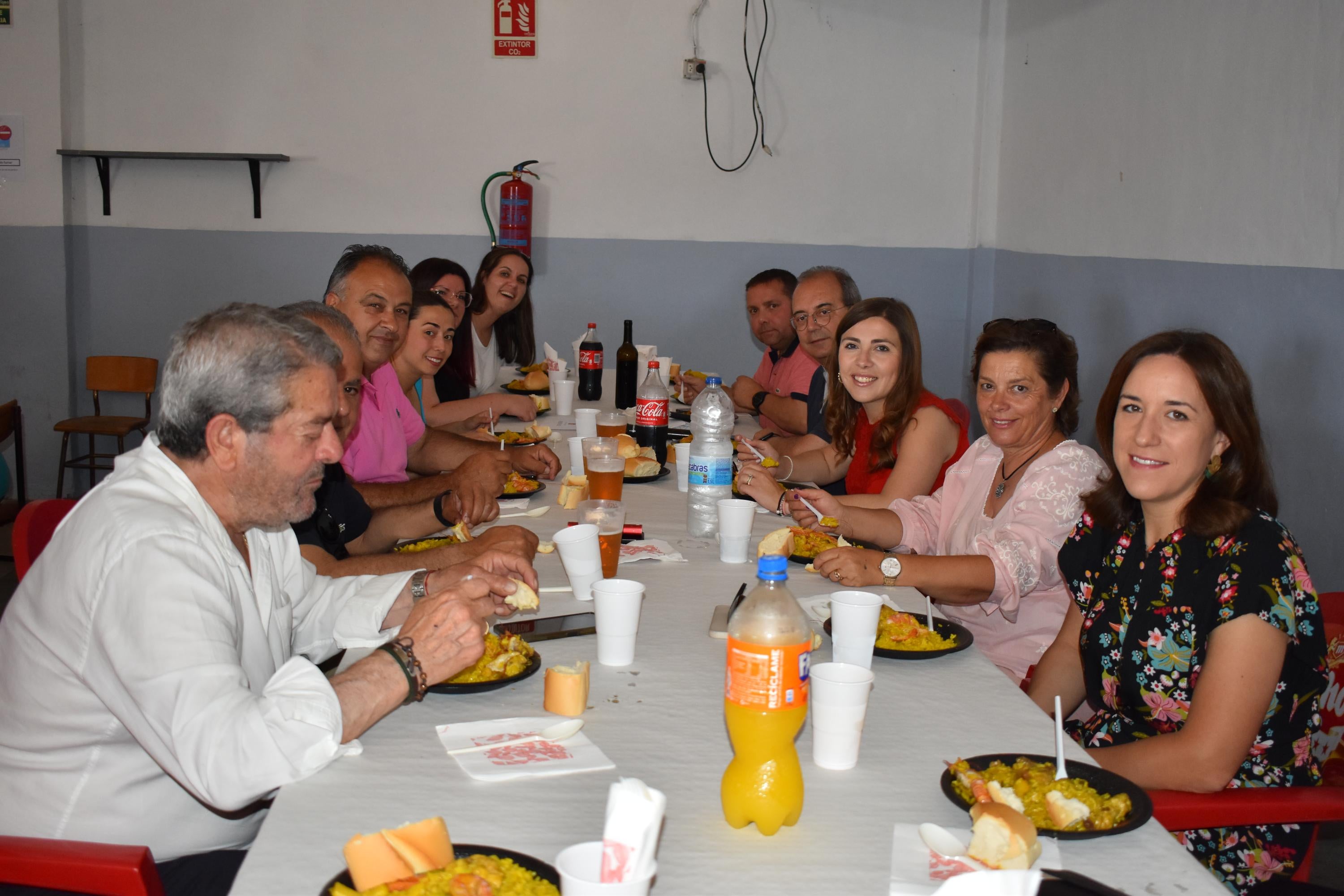 Vecinos disfruta con la comida de hermandad antes del día grande