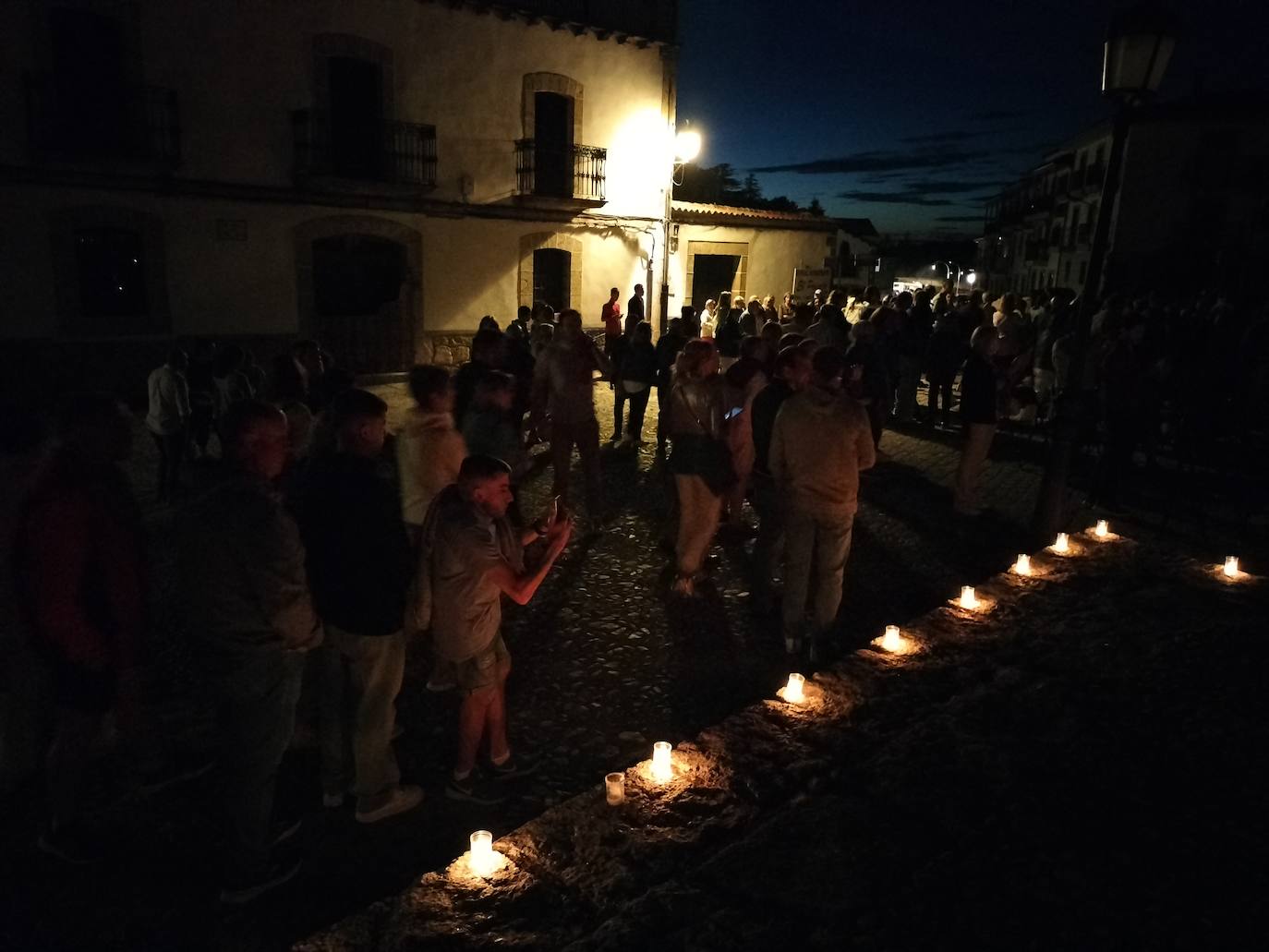 Mágica noche de luz y agua en Candelario