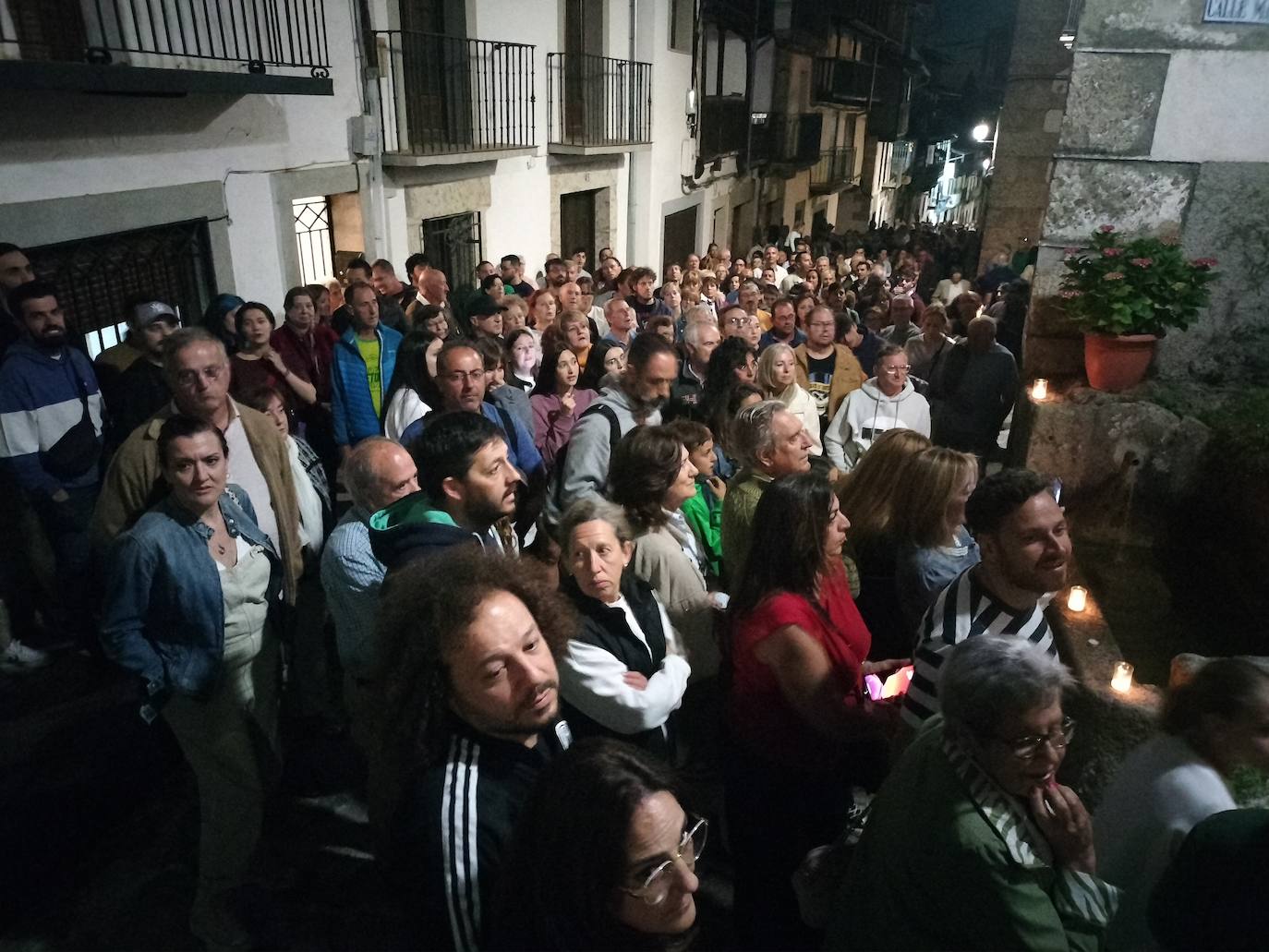 Mágica noche de luz y agua en Candelario