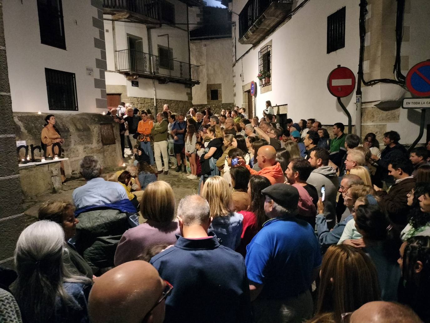 Mágica noche de luz y agua en Candelario