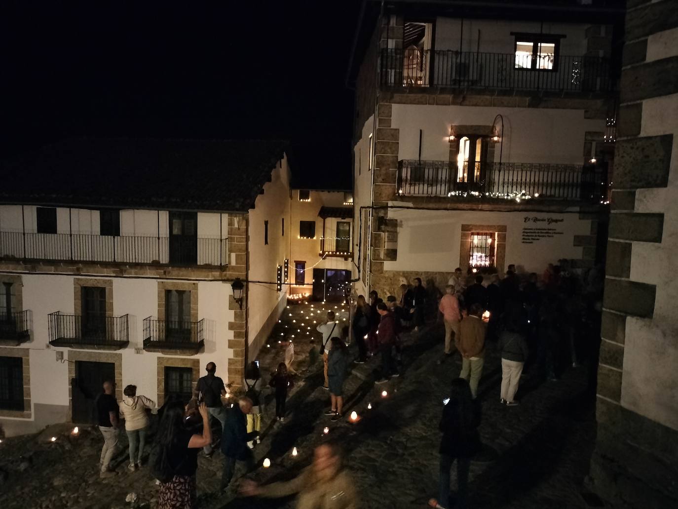 Mágica noche de luz y agua en Candelario