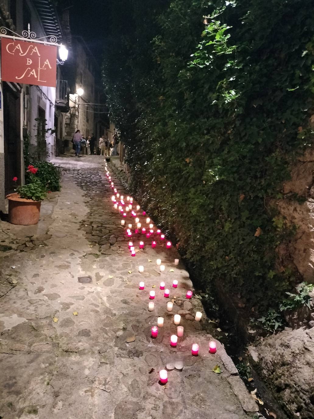 Mágica noche de luz y agua en Candelario