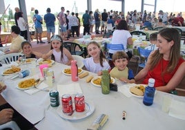 La comida de hermandad reunió a varias generaciones de vecinos en Monterrubio de la Sierra