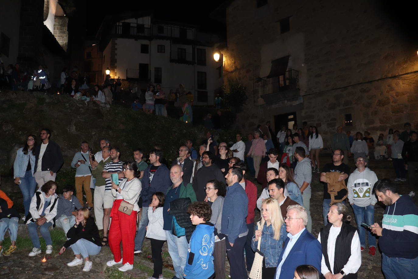 Mágica noche de luz y agua en Candelario