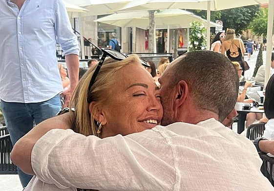 Imagen compartida por el estilista Manuel Zamorano en la que su pareja y Belén Esteban se dan un abrazo