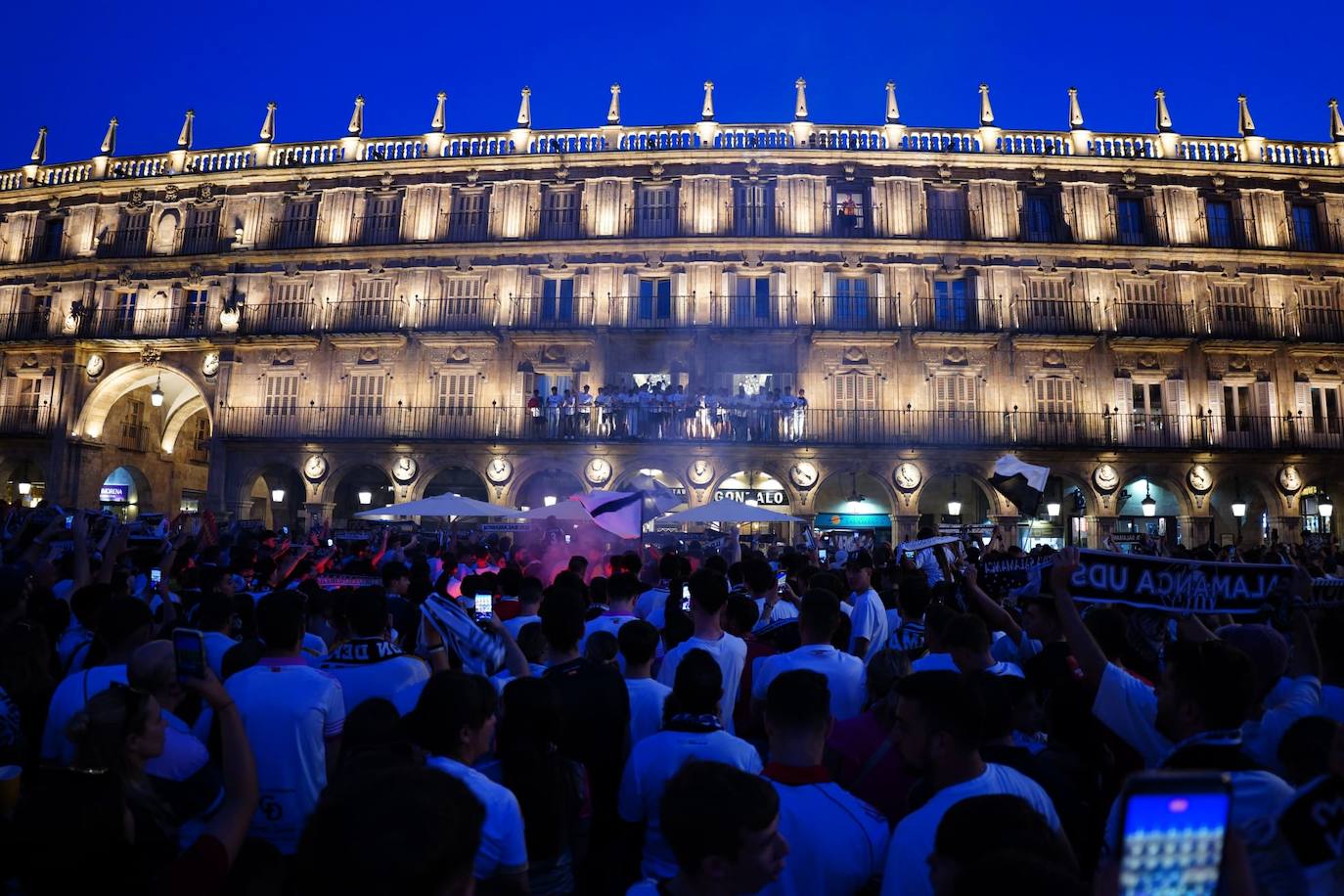 Los aficionados del Salamanca UDS &#039;toman&#039; la Plaza Mayor para celebrar el ascenso