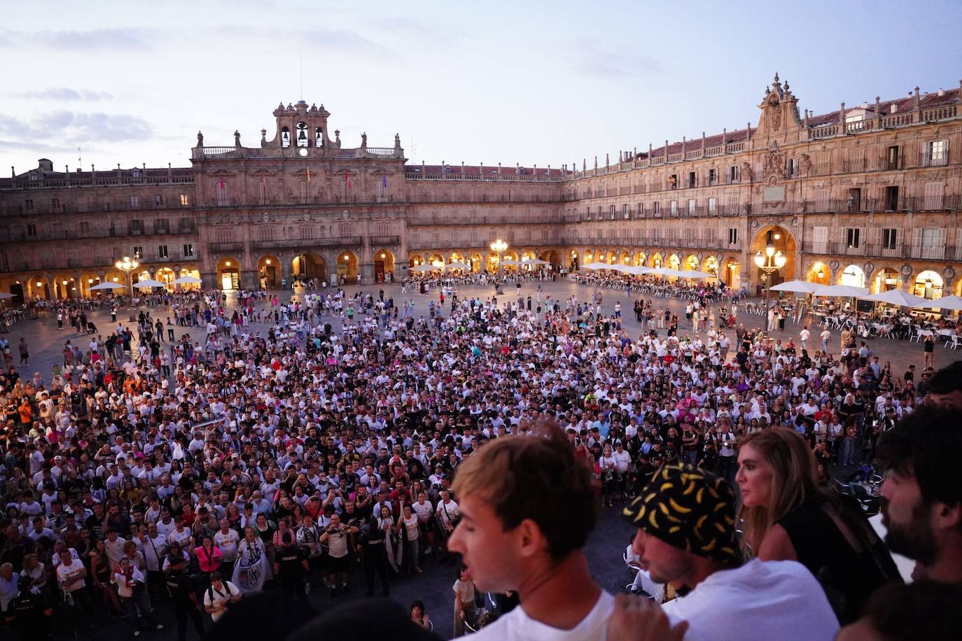 Los aficionados del Salamanca UDS &#039;toman&#039; la Plaza Mayor para celebrar el ascenso