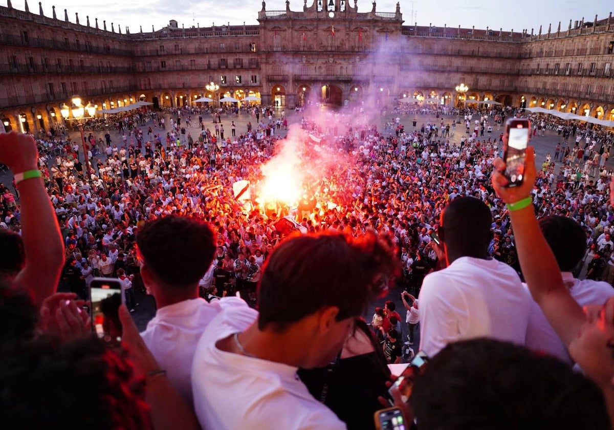 Los aficionados del Salamanca UDS &#039;toman&#039; la Plaza Mayor para celebrar el ascenso