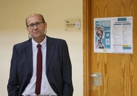 El catedrático de Derecho Tributario José María Lago a la puerta de su despacho.