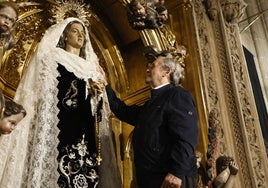 Miguel Hernández, junto a la Virgen de la Soledad.