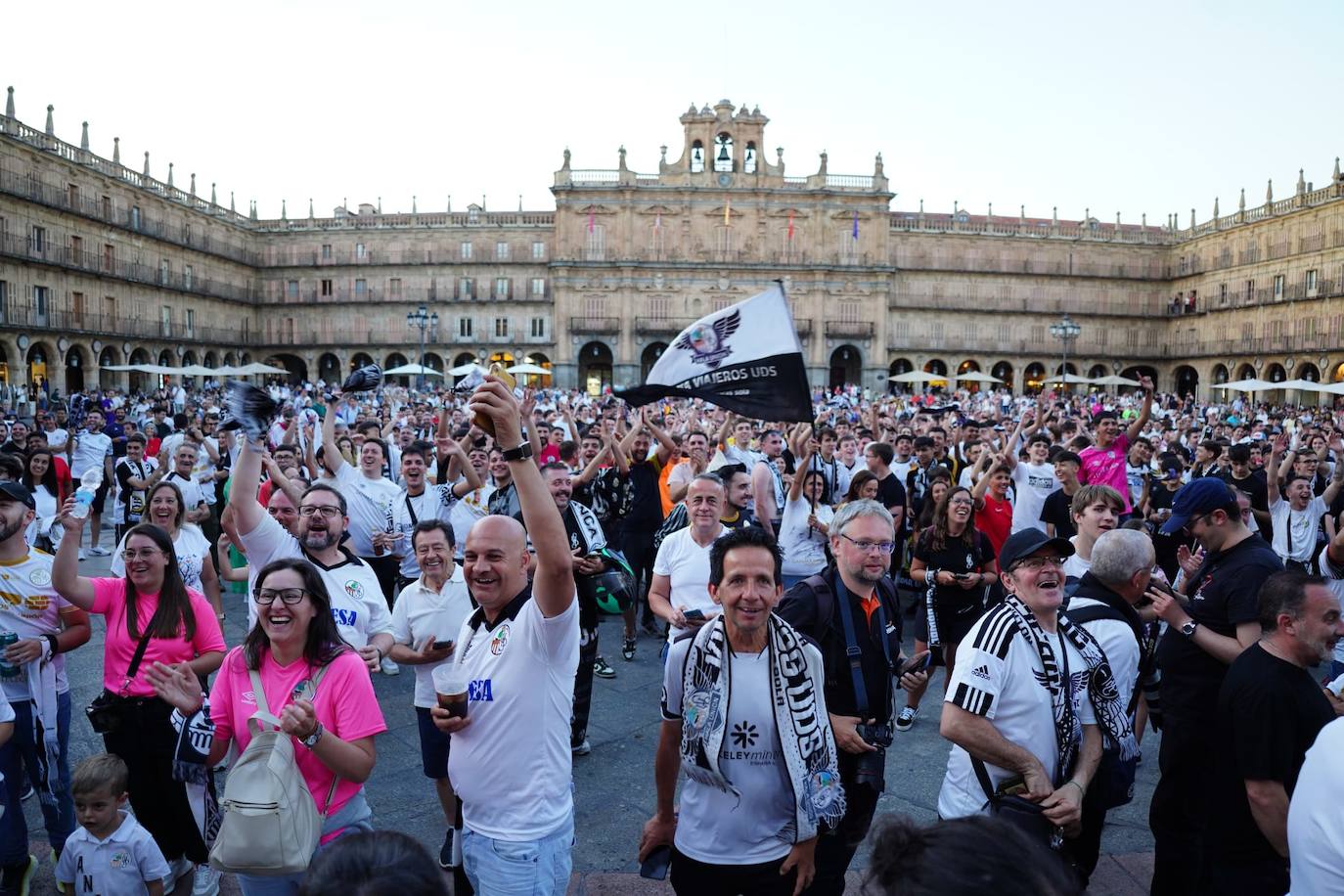 Los aficionados del Salamanca UDS &#039;toman&#039; la Plaza Mayor para celebrar el ascenso