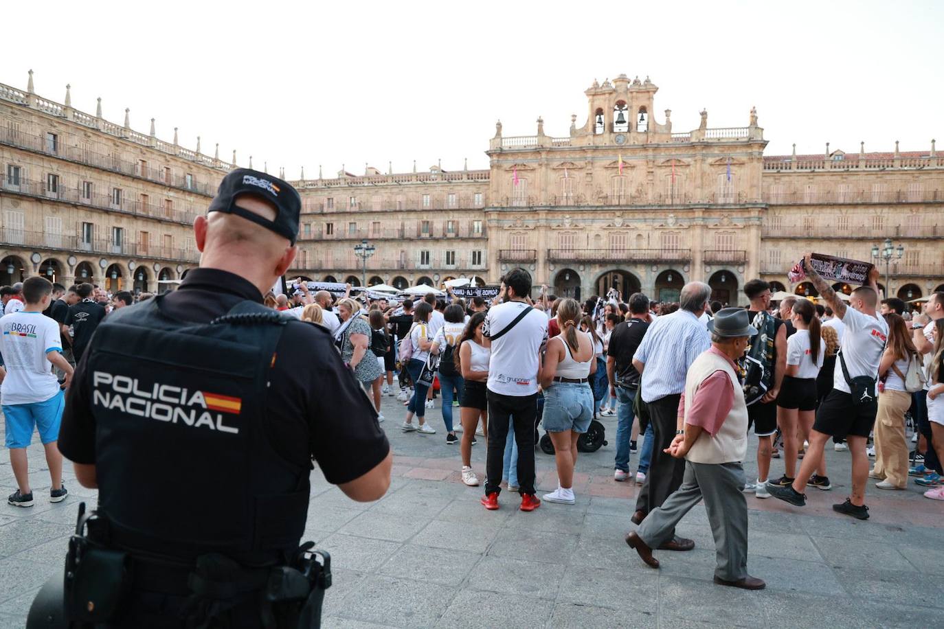 Los aficionados del Salamanca UDS &#039;toman&#039; la Plaza Mayor para celebrar el ascenso